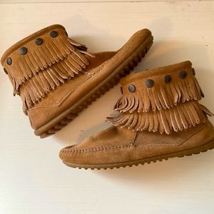 NWOT Minnetonka Double Fringe Side Zip Boot